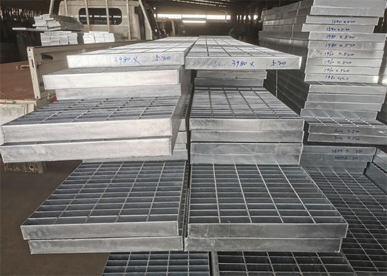منصة مضادة للانزلاق ملحومة بشريط فولاذي مقضب 1000x6000mm حماية من التآكل