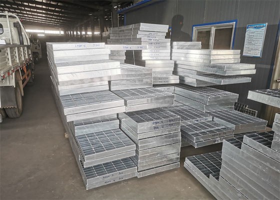 منصة مضادة للانزلاق ملحومة بشريط فولاذي مقضب 1000x6000mm حماية من التآكل