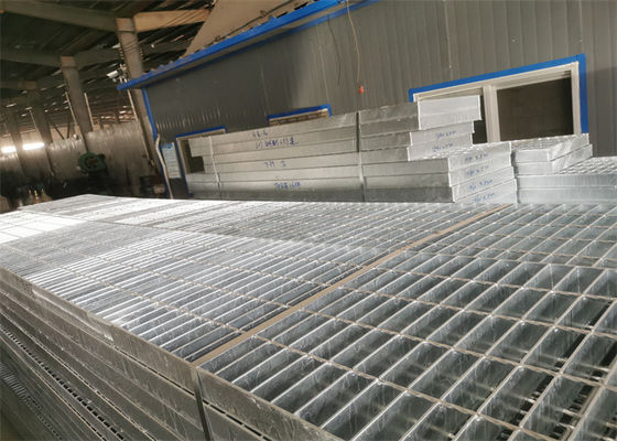 منصة مضادة للانزلاق ملحومة بشريط فولاذي مقضب 1000x6000mm حماية من التآكل