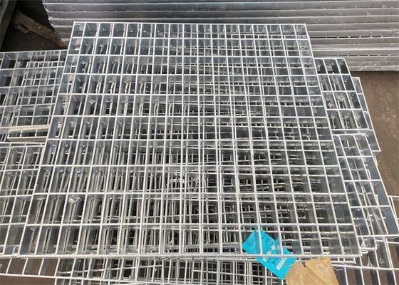 مسنن غير زلق 32 * 3mm درج معالجته صلب مقضب بالغمس الساخن المجلفن