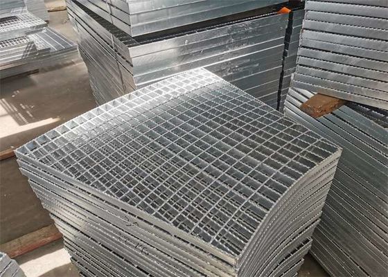 مسنن غير زلق 32 * 3mm درج معالجته صلب مقضب بالغمس الساخن المجلفن